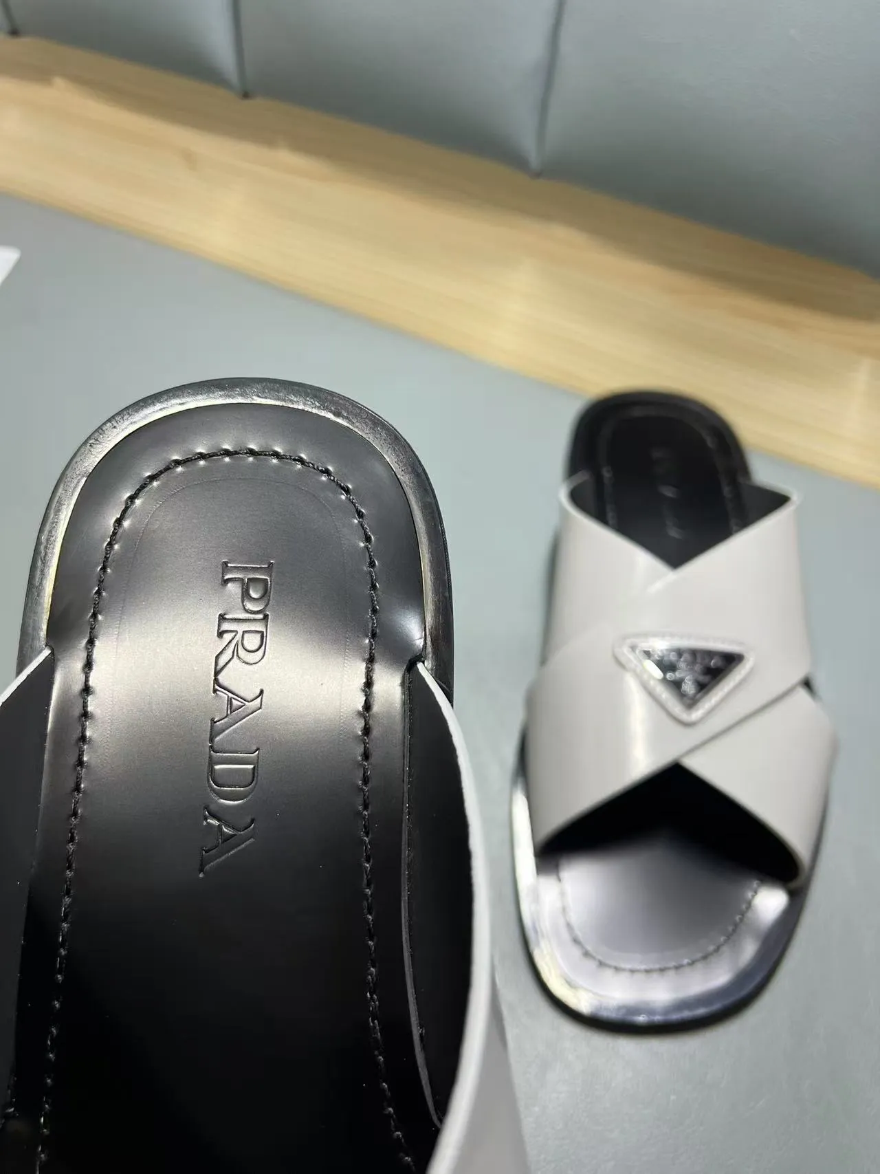 340💰PRADA Prada’s latest slippers are synchronized with the official website. This slipper is made of the brand’s unique and iconic Saffiano leather. The brand logo jumps out from the double straps, and the brand style is clearly visible. Cowhide gives men elegant charm and functional design, making it an ideal choice for vacation and leisure. Size:38-45